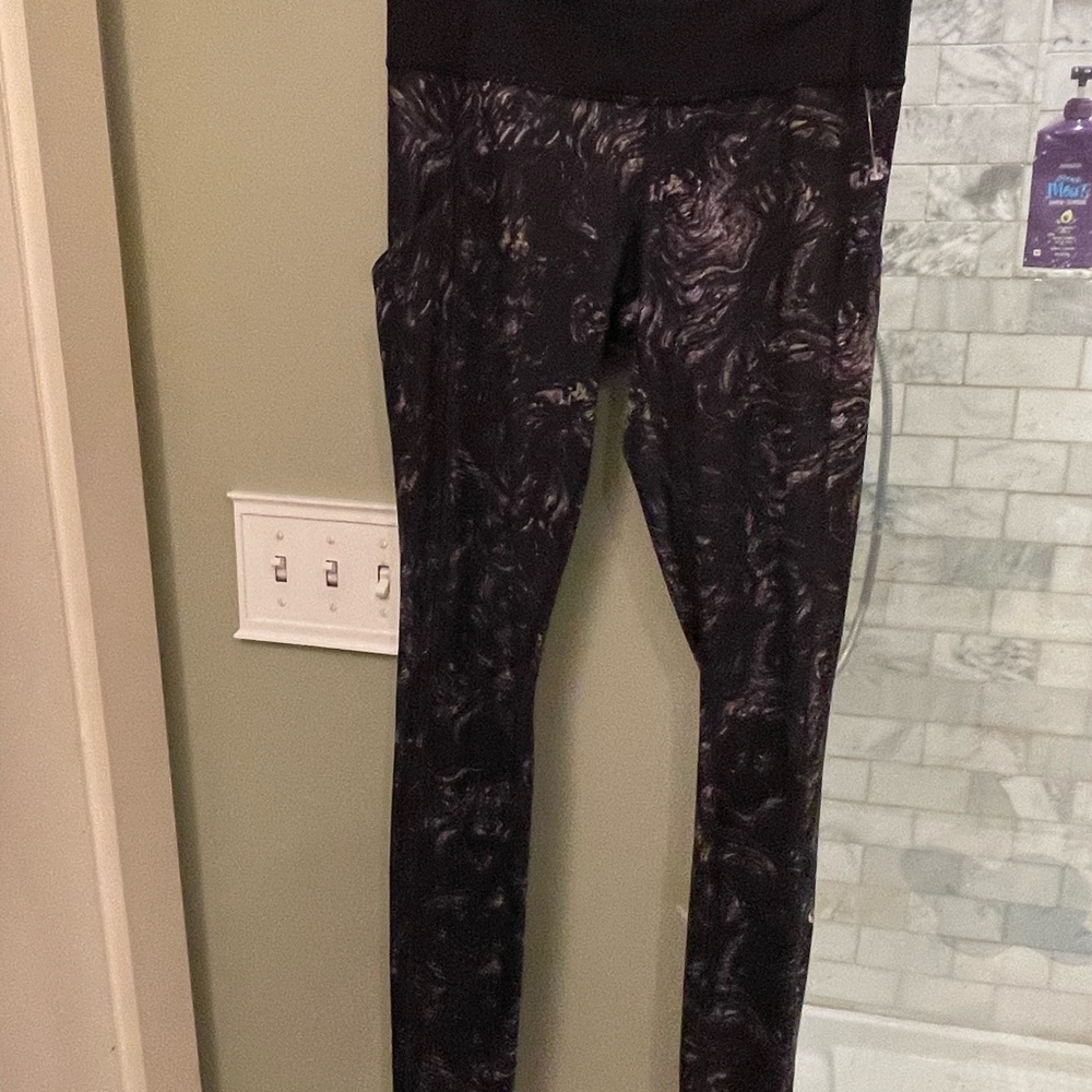 Lululemon print leggings size 4 pockets